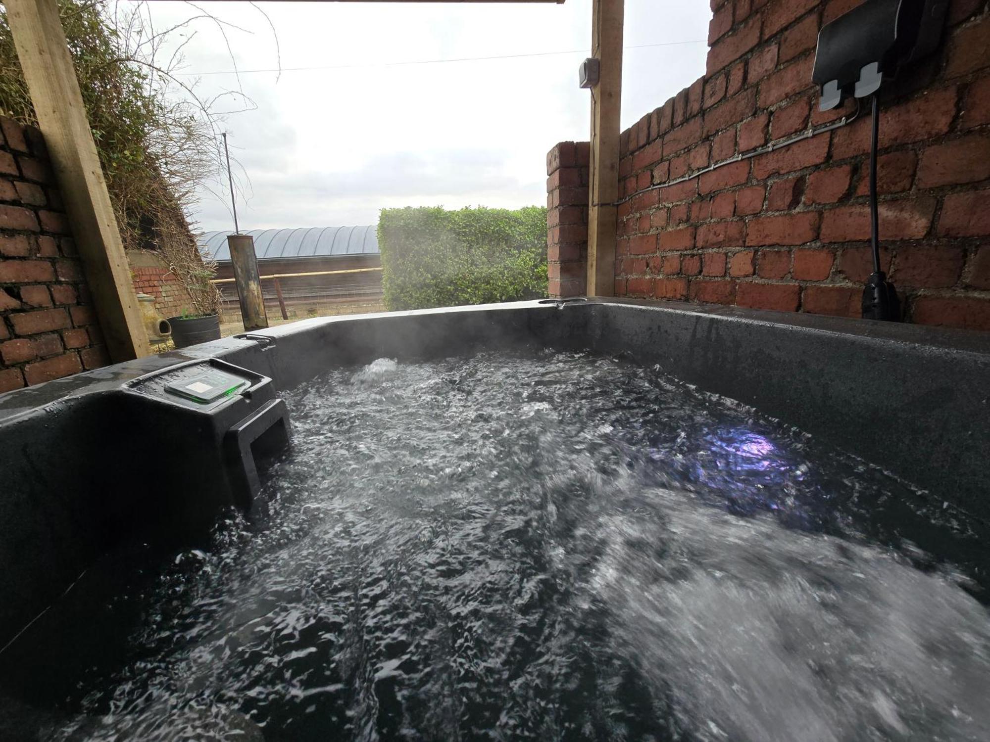 Swallows Nest Guest House - With Hot Tub 阿伯加文尼 外观 照片